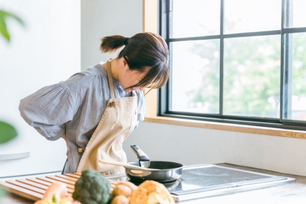 腰痛で悩む女性イメージ